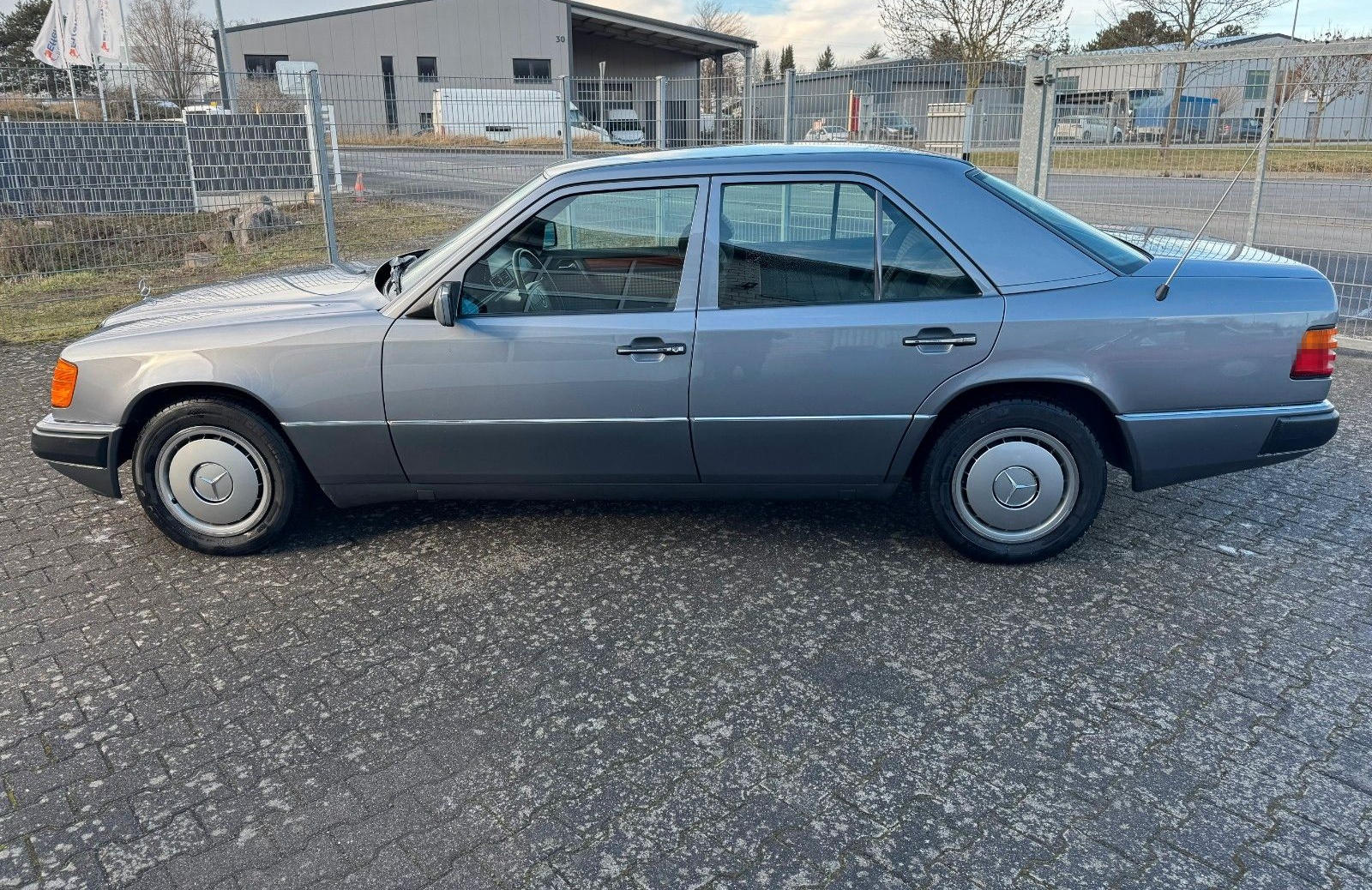Mercedes-Benz 230E / E230 / W124 foto 3