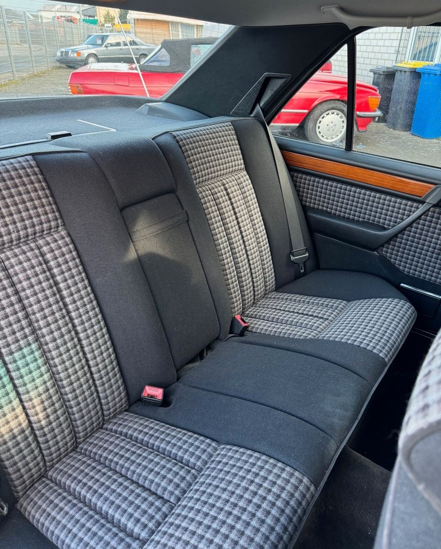 Mercedes-Benz 230E / E230 / W124 foto 24
