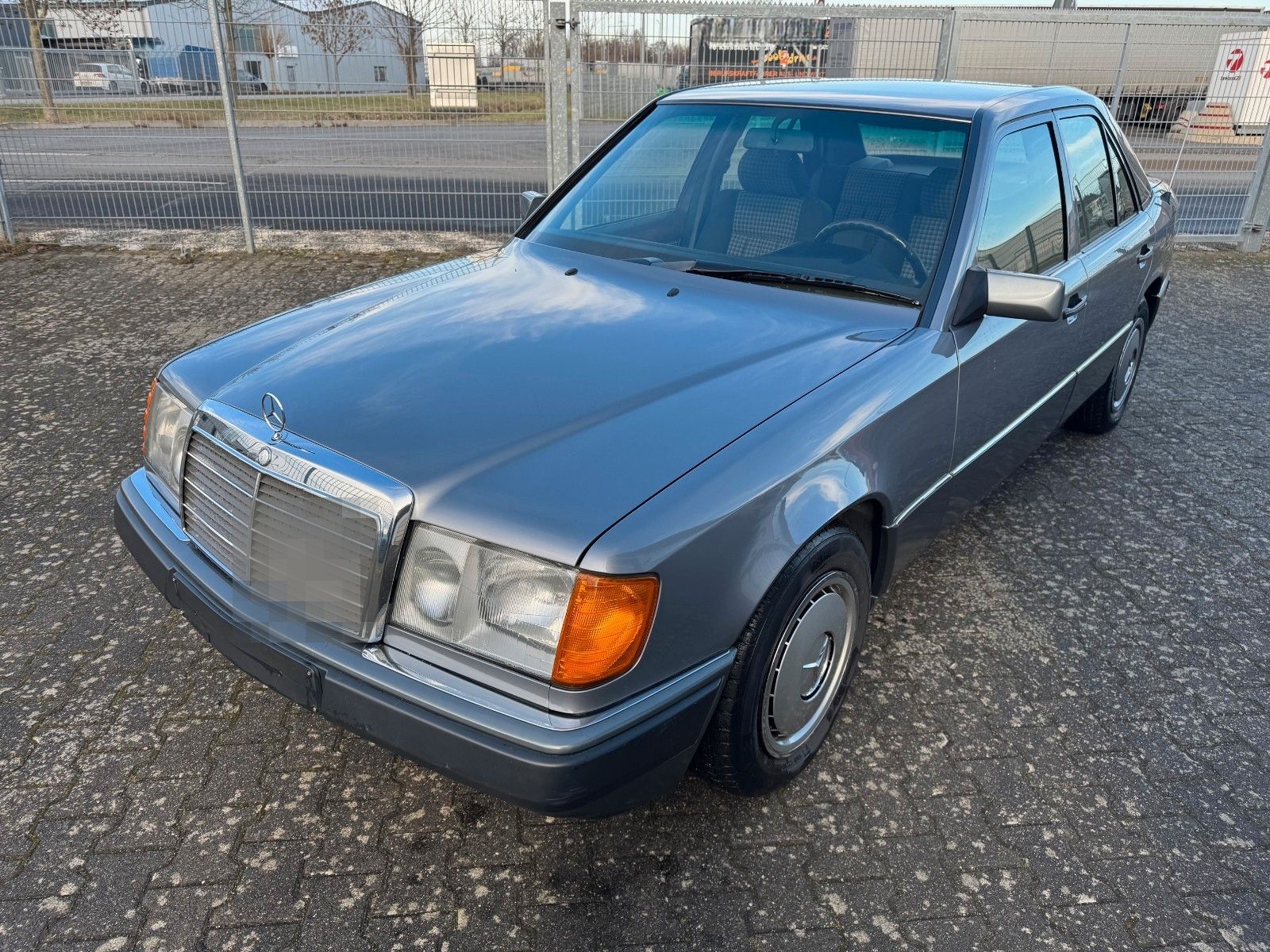 Mercedes-Benz 230E / E230 / W124 foto 4