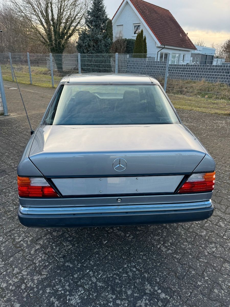 Mercedes-Benz 230E / E230 / W124 foto 10