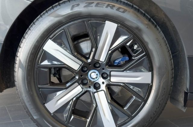 BMW iX xDrive40 H&K+SHZ+AHK+360 Kamera+Temp SOH 100% foto 5