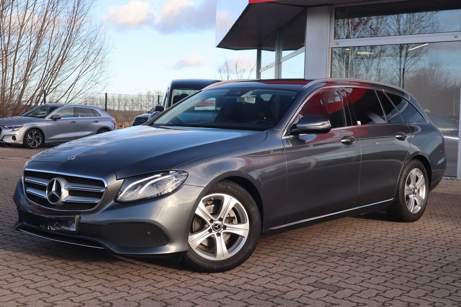 Mercedes-Benz E200 T-Modell Avantgarde LED Navi Totwinkel DAB foto 2
