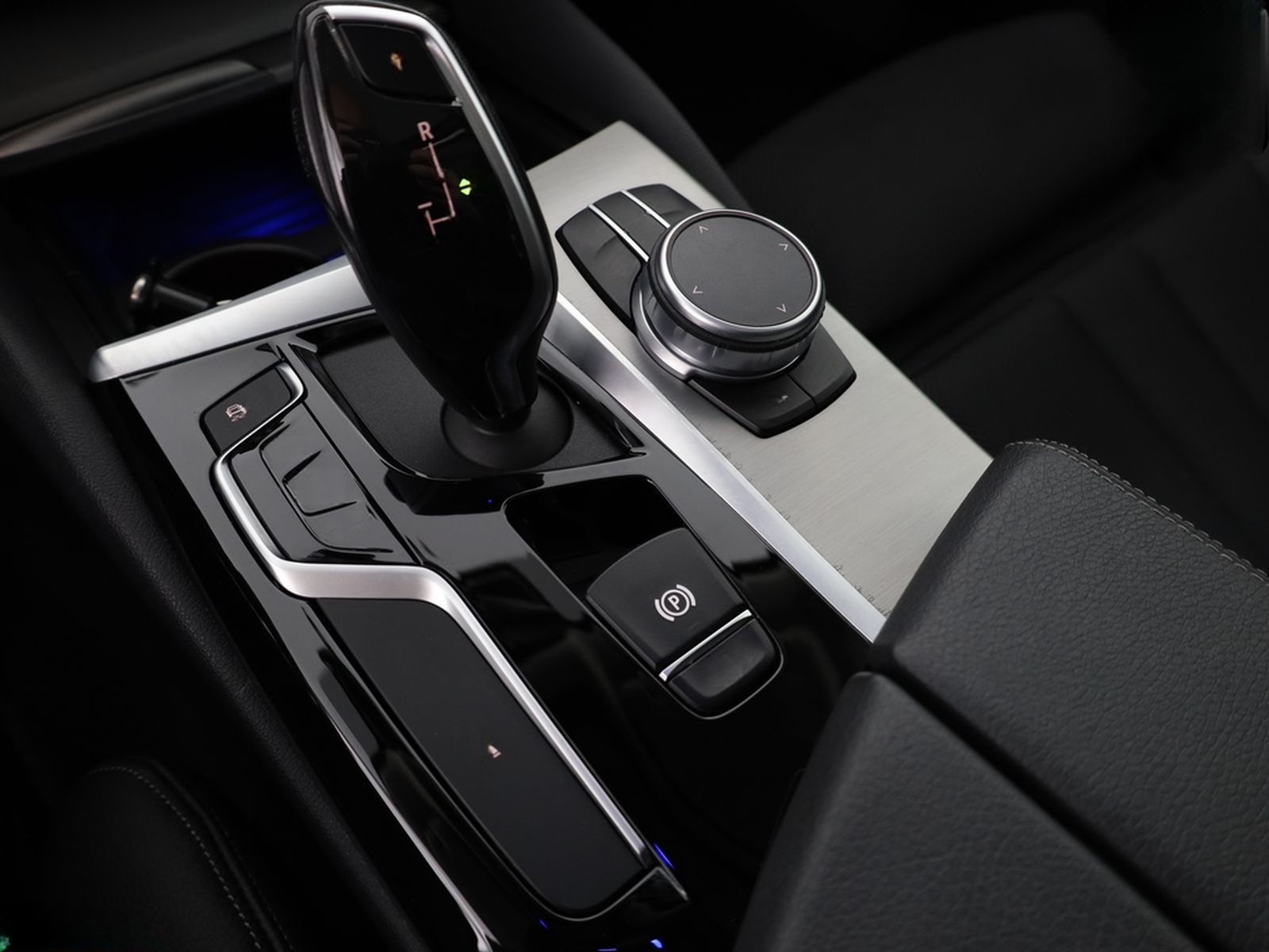 BMW 530 i xDrive SPORT LINE SHADOW KAMERA,HUD,SH,AHK foto 24