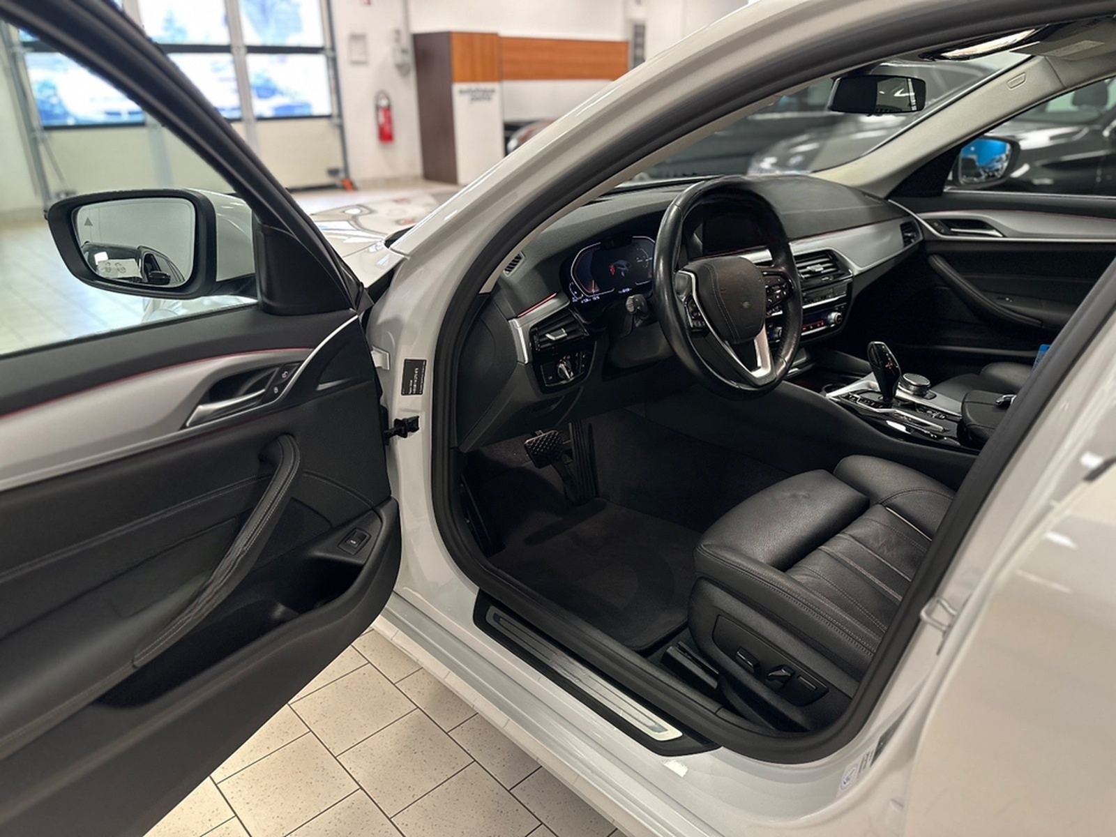 BMW 530d xDrive HUD/Park&DriveAss/SportLederSitze foto 12