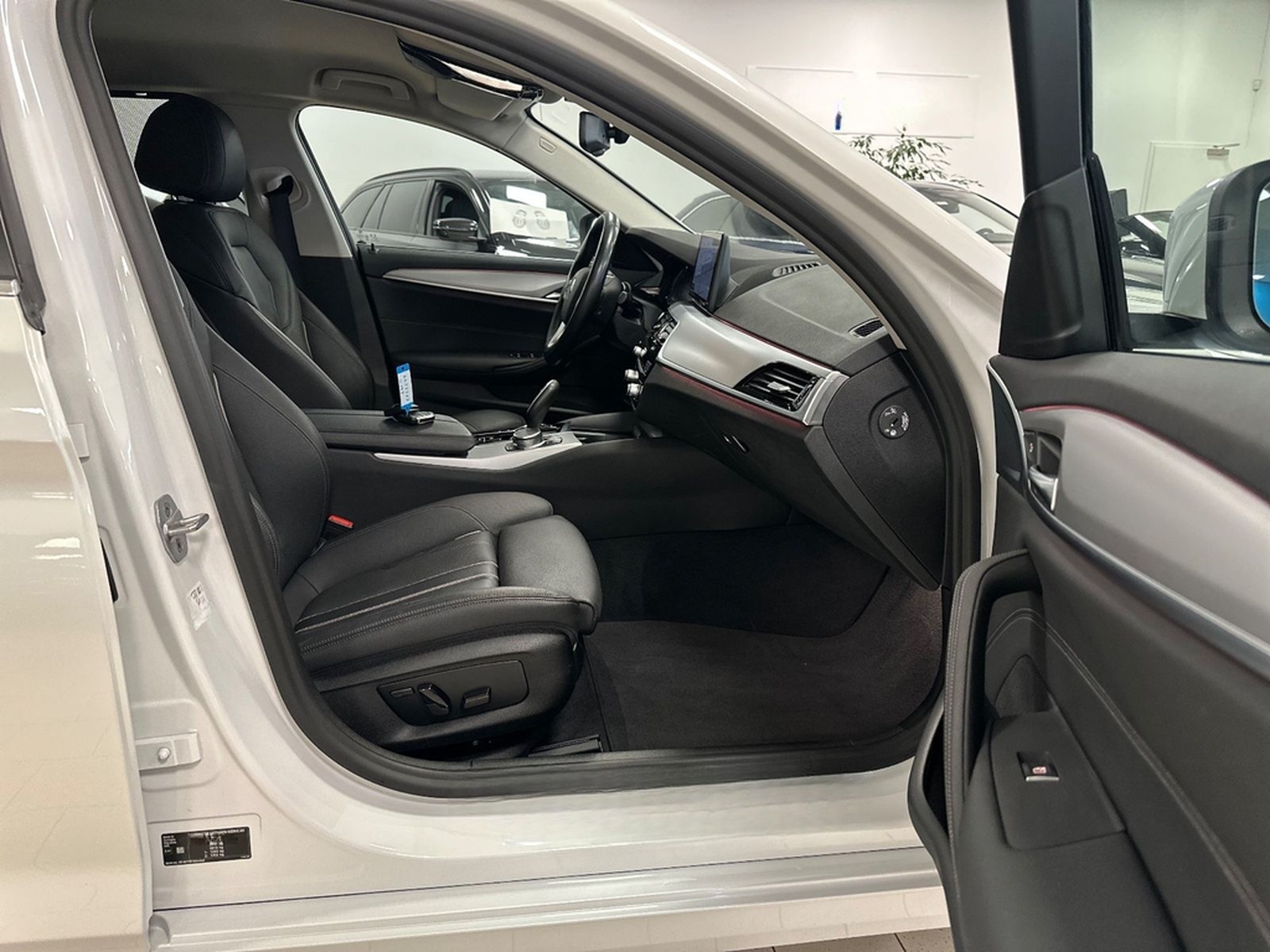 BMW 530d xDrive HUD/Park&DriveAss/SportLederSitze foto 25