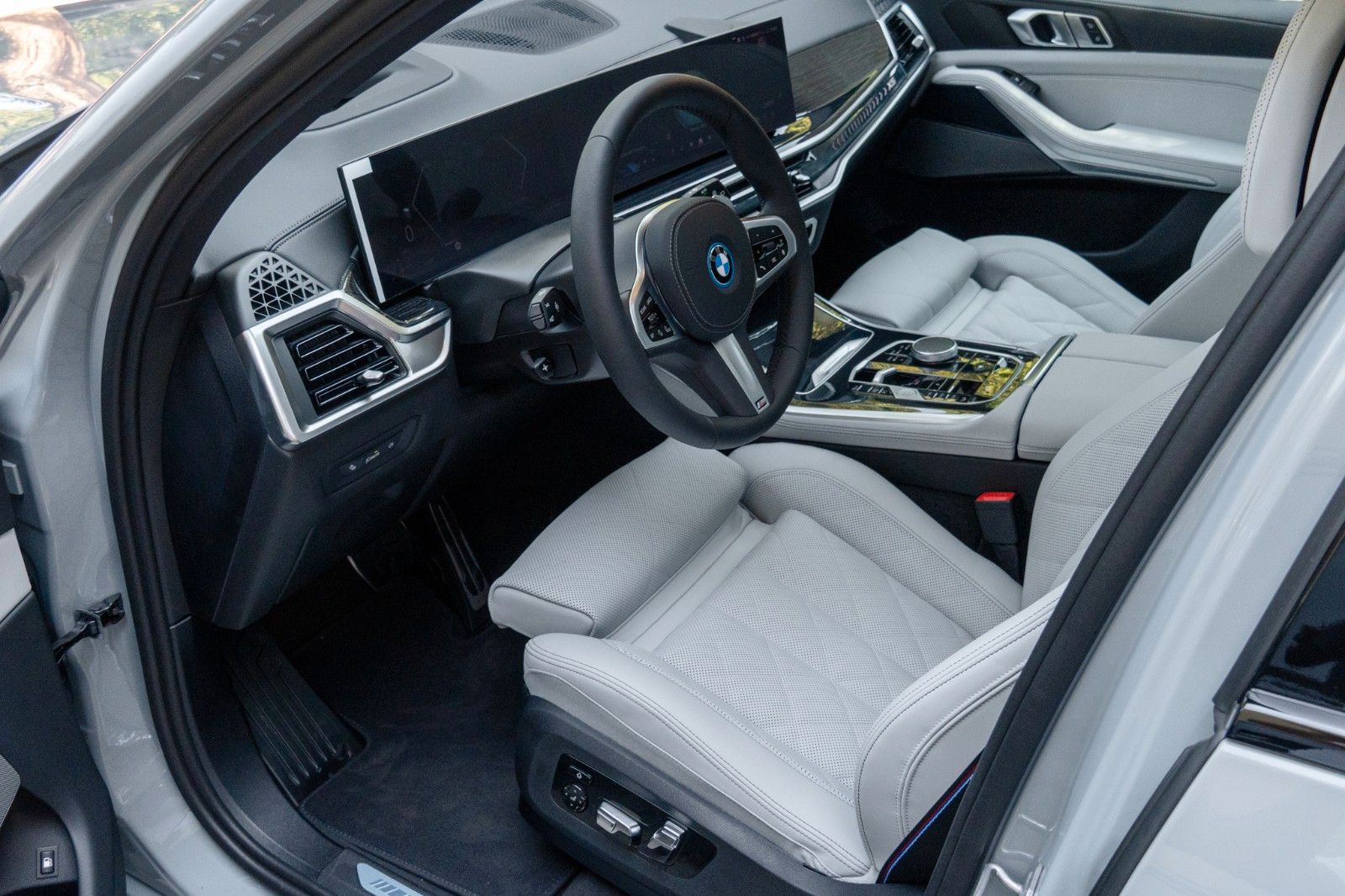 BMW X5 50e M SPORT.PANO.DR.ASS.360.LUFTF.H/K.AHK.22" foto 10