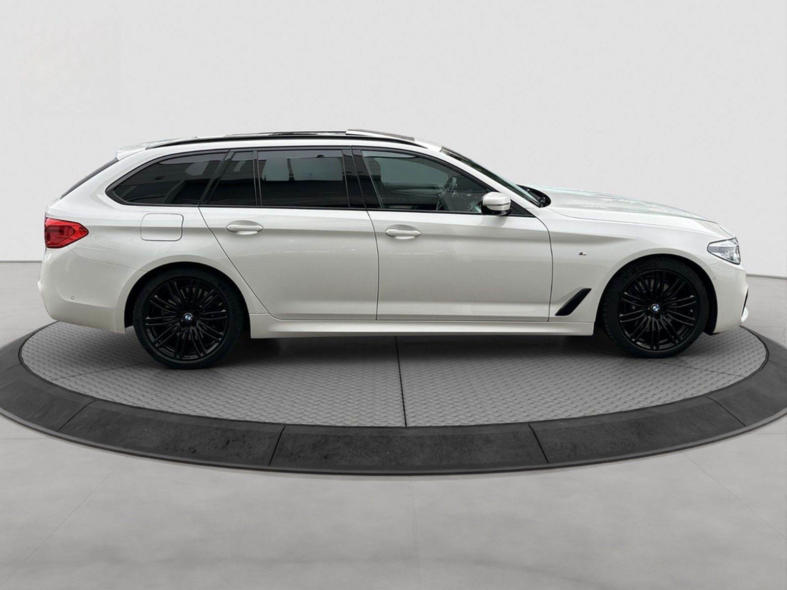 BMW 530dT xDrive AD.LED ACC MEMORY HUD H/K PANO 360° foto 4