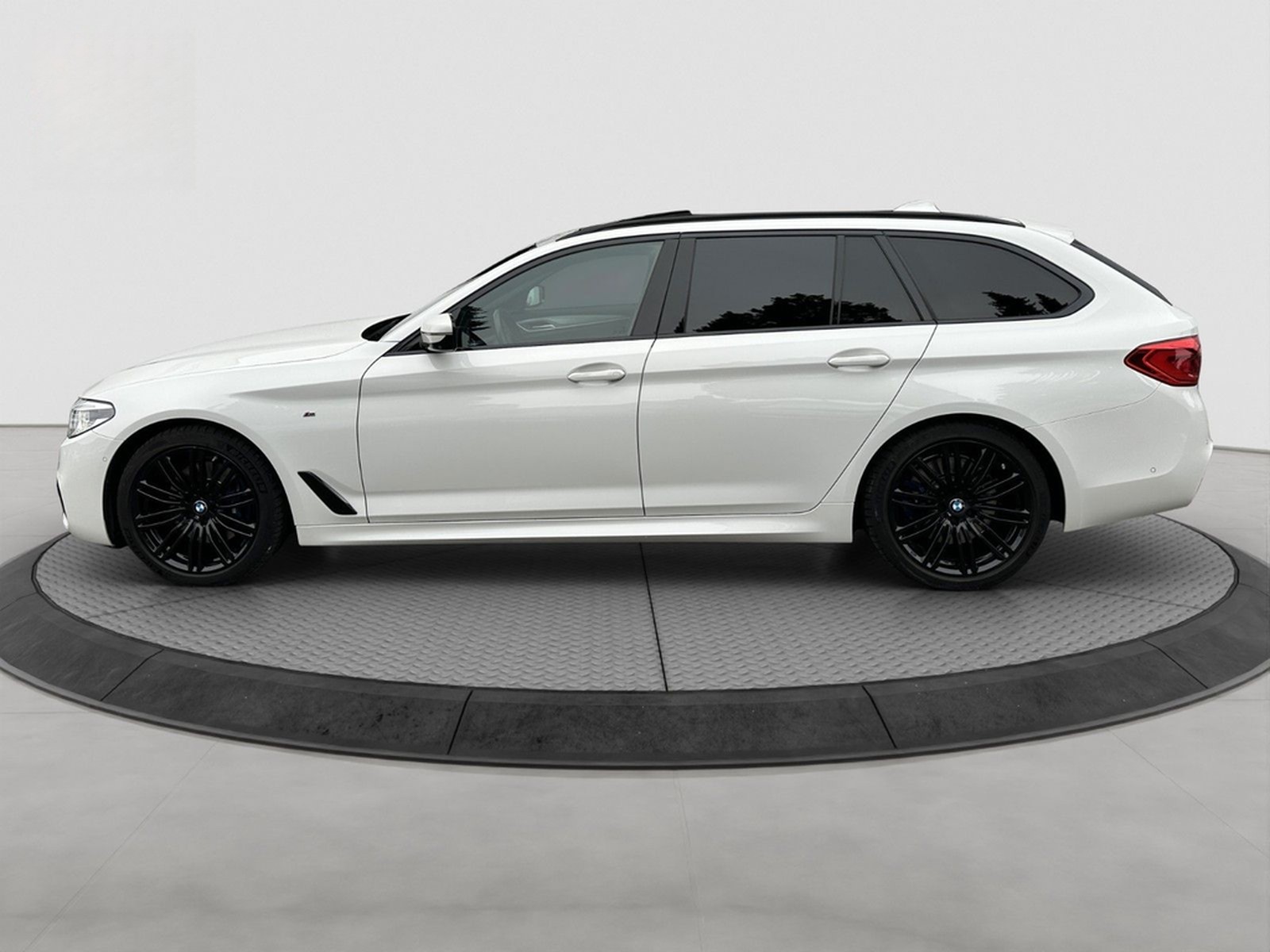 BMW 530dT xDrive AD.LED ACC MEMORY HUD H/K PANO 360° foto 8