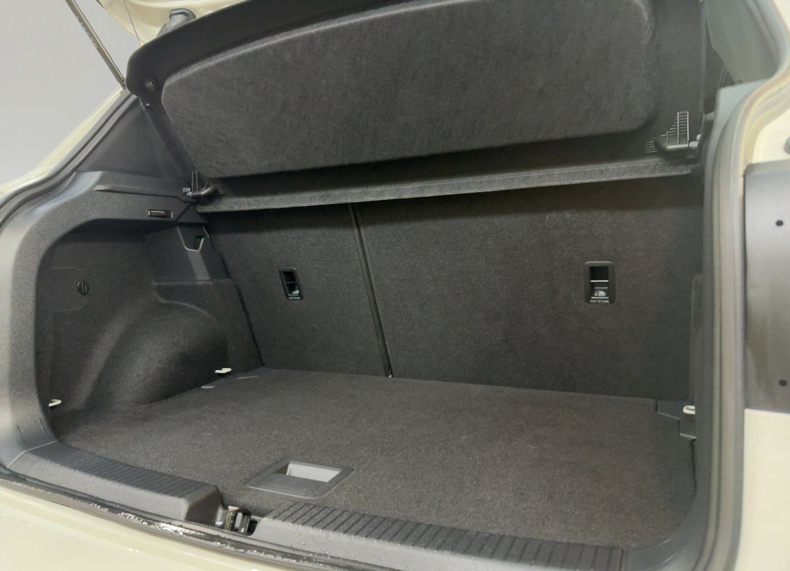 Volkswagen T-Cross R-LINE 1.5 TSI DSG AHK IQ-LED NAV KAM foto 8