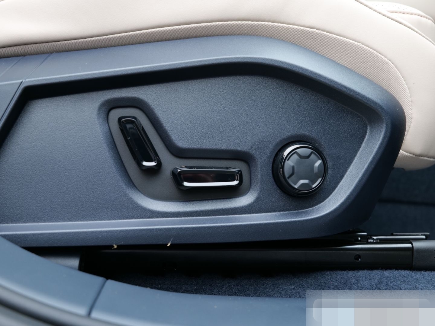 Lynk&Co 08 More/ACC/LED-MATRIX/MASSAGE/PANO/H&K Sound foto 13