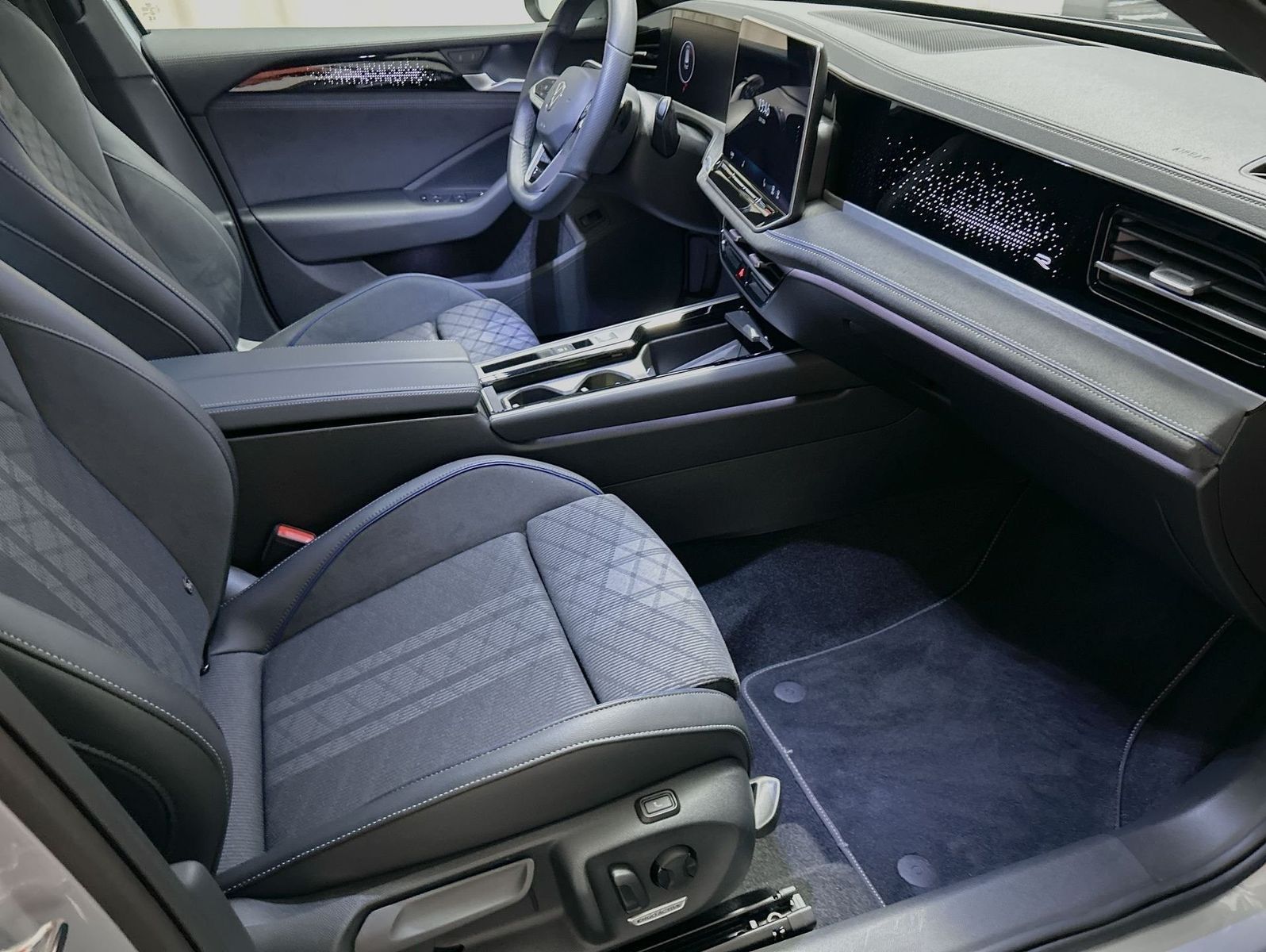 Volkswagen Passat Variant 2.0 TDI DSG R-Line foto 24