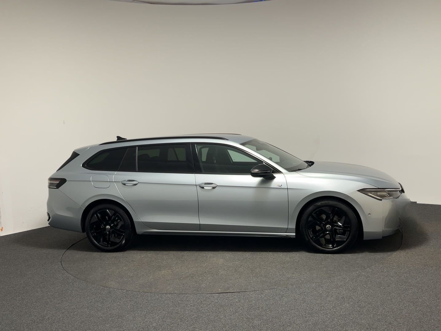 Volkswagen Passat Variant 2.0 TDI DSG R-Line foto 4