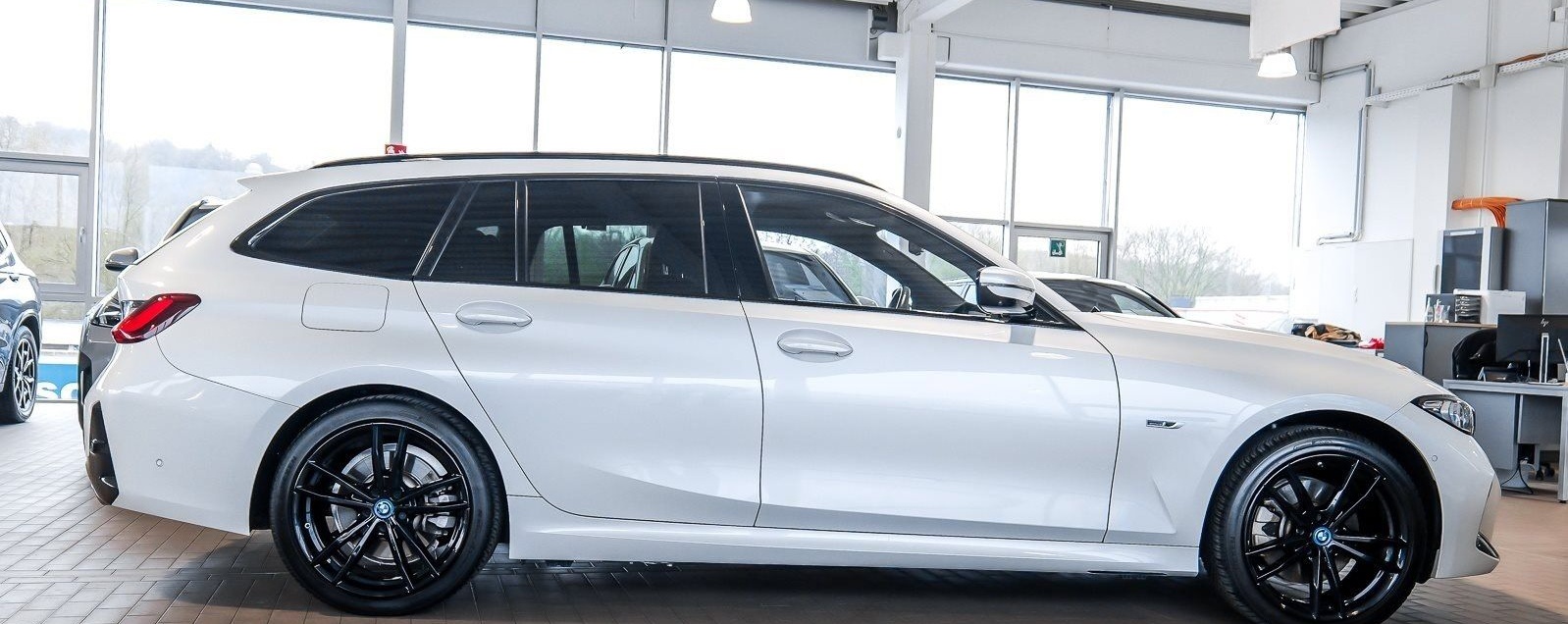 BMW 330e xDrive Touring M-Sport UPE82.900 AHK DAProf foto 4