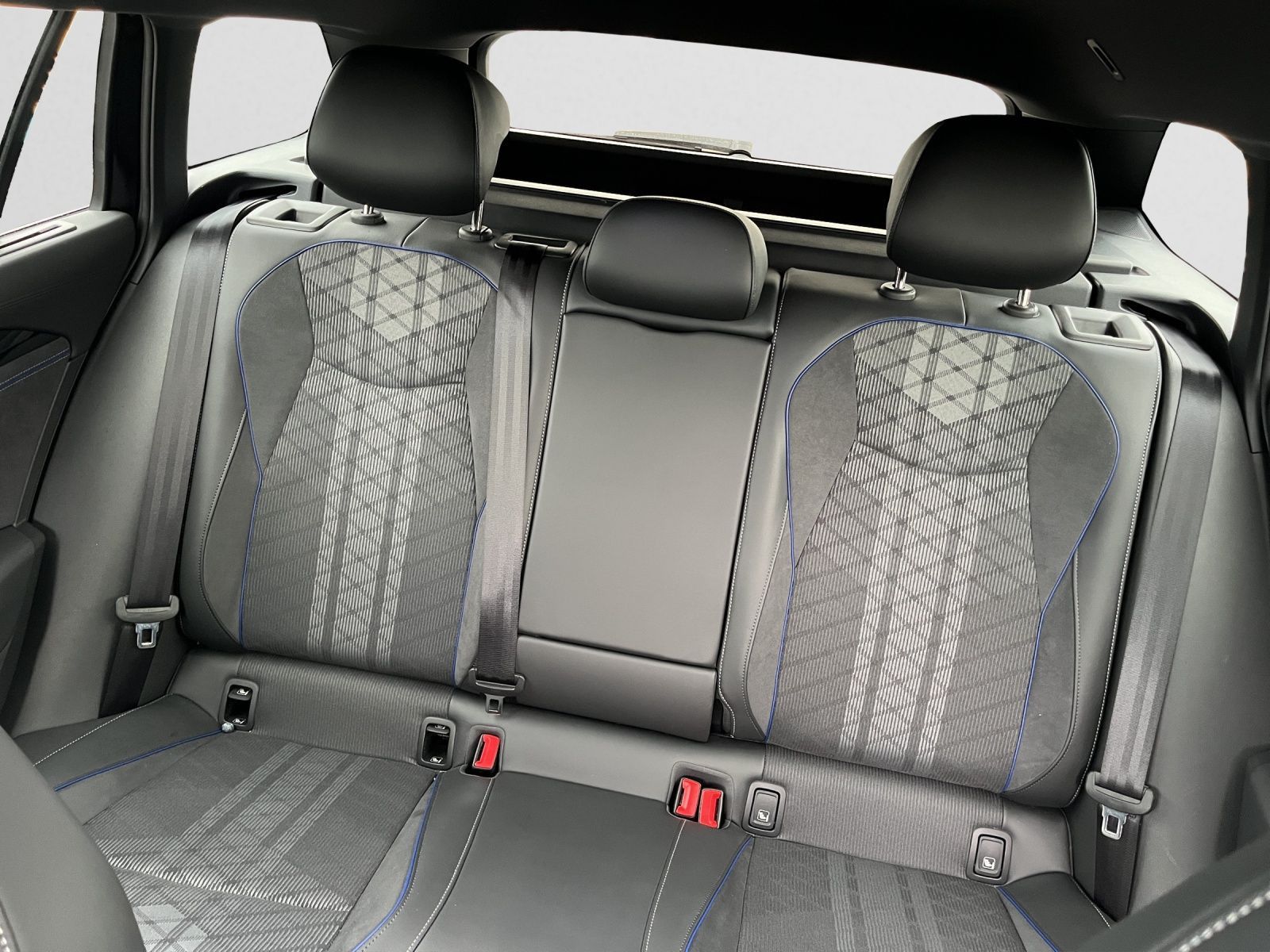 Volkswagen Passat Variant R-Line DSG/AHK/NAVI/IQ-DRIVE/MATR foto 14