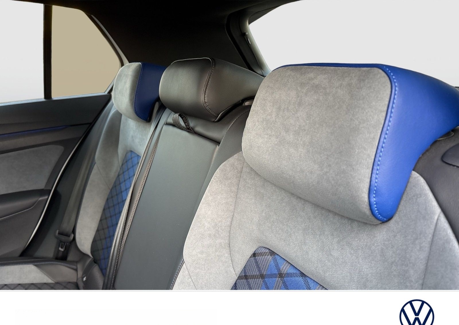 Volkswagen Golf VIII 2.0 R PERFORMANCE 4X4 PANO CAM LM19 foto 7