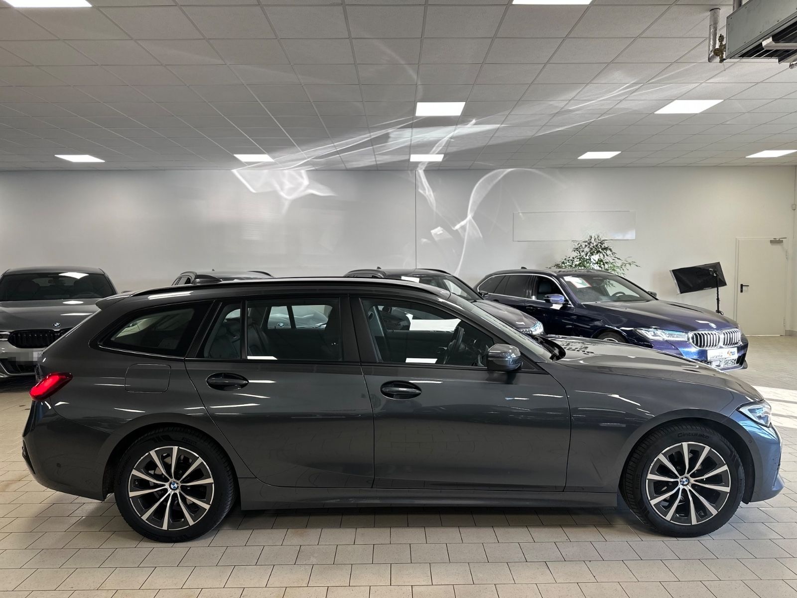 BMW 320d Aut/Navi/ParkAss/SportSitze/M-Lenkrad/Hi-Fi foto 16
