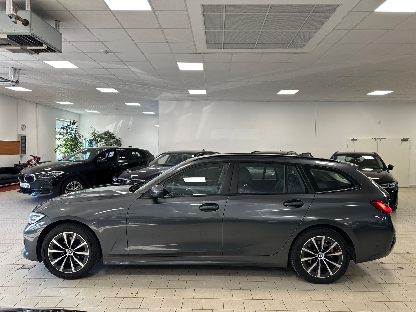 BMW 320d Aut/Navi/ParkAss/SportSitze/M-Lenkrad/Hi-Fi foto 17