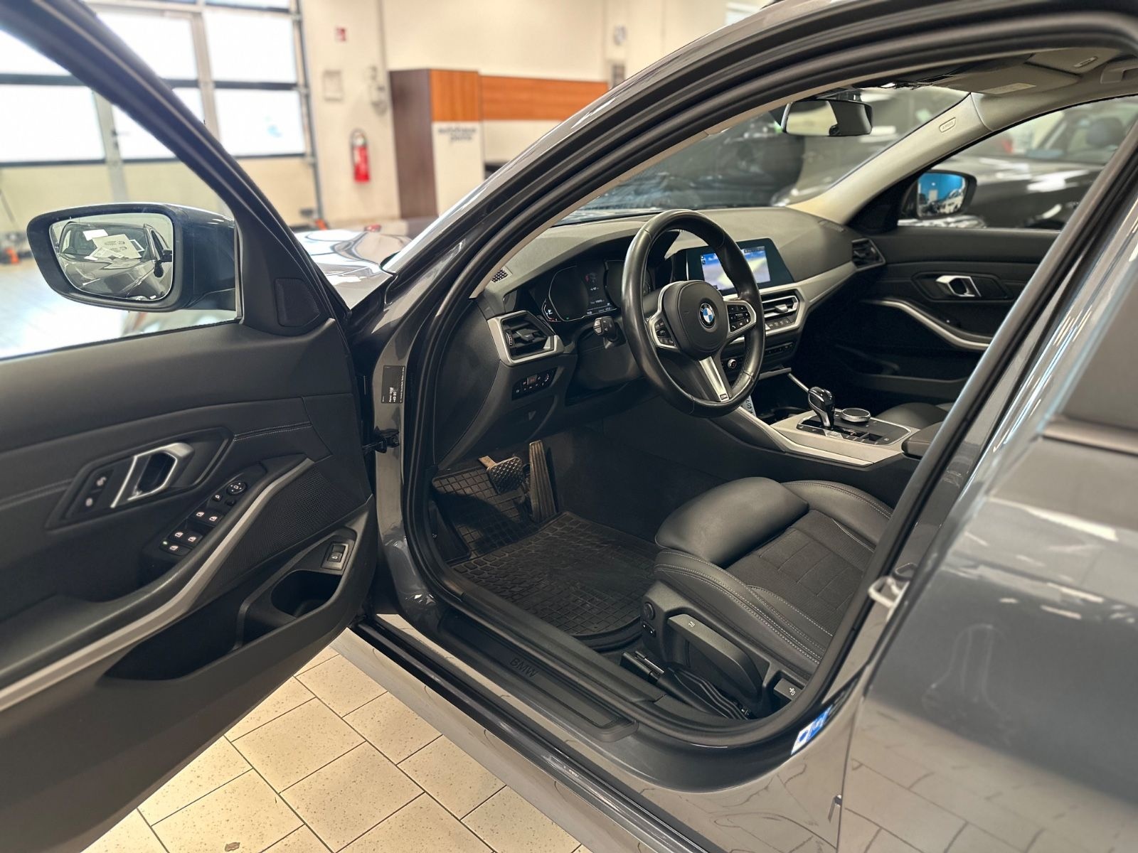 BMW 320d Aut/Navi/ParkAss/SportSitze/M-Lenkrad/Hi-Fi foto 19