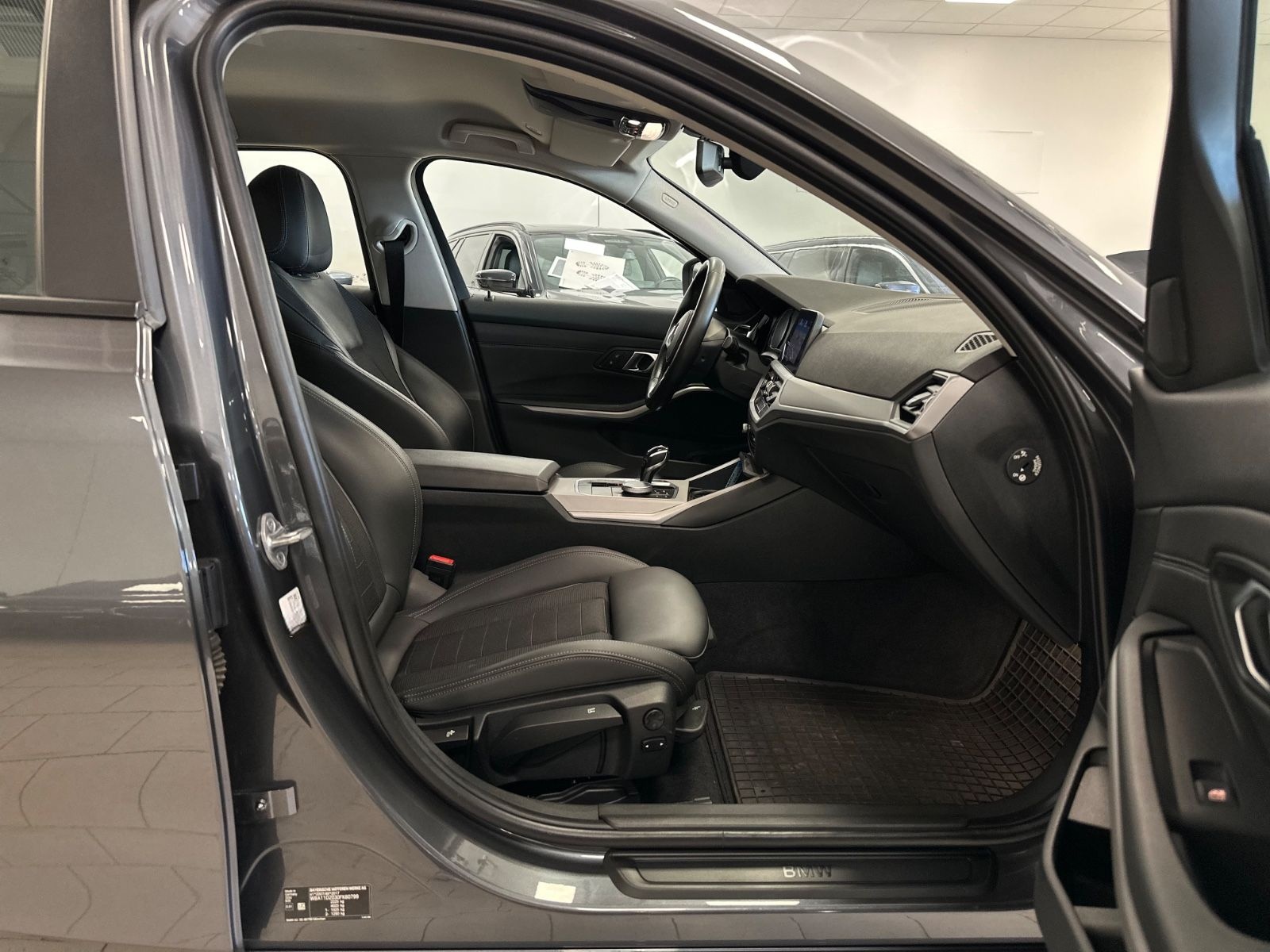 BMW 320d Aut/Navi/ParkAss/SportSitze/M-Lenkrad/Hi-Fi foto 24