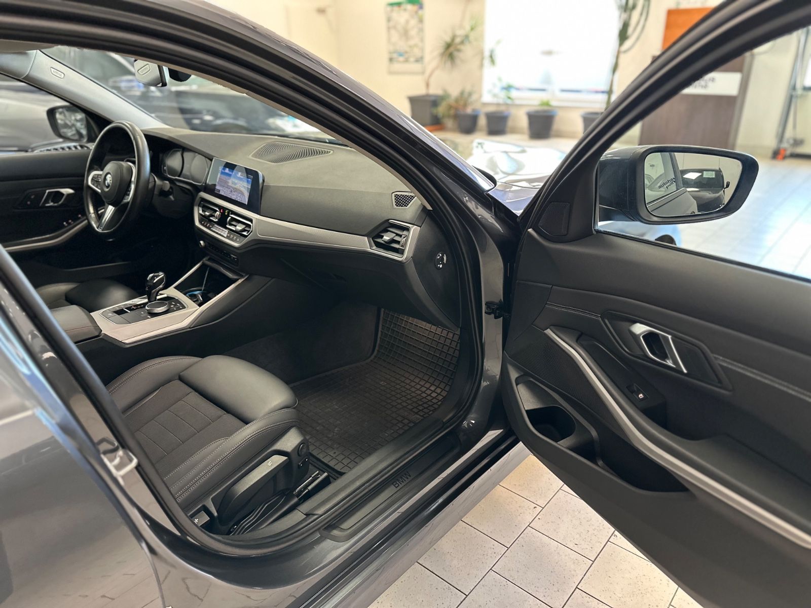 BMW 320d Aut/Navi/ParkAss/SportSitze/M-Lenkrad/Hi-Fi foto 6