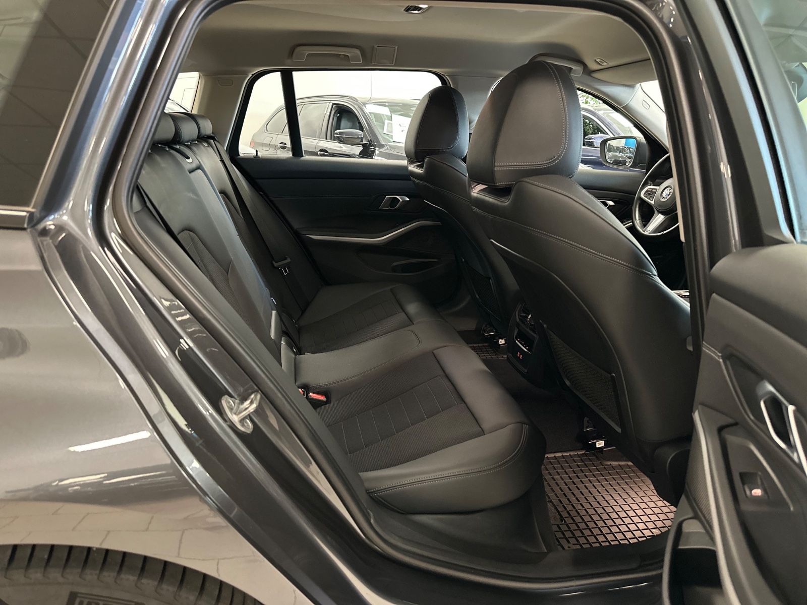 BMW 320d Aut/Navi/ParkAss/SportSitze/M-Lenkrad/Hi-Fi foto 7