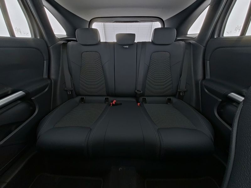 Mercedes-Benz GLA 200 d 4Matic AHK / Pano / Kamera / foto 8