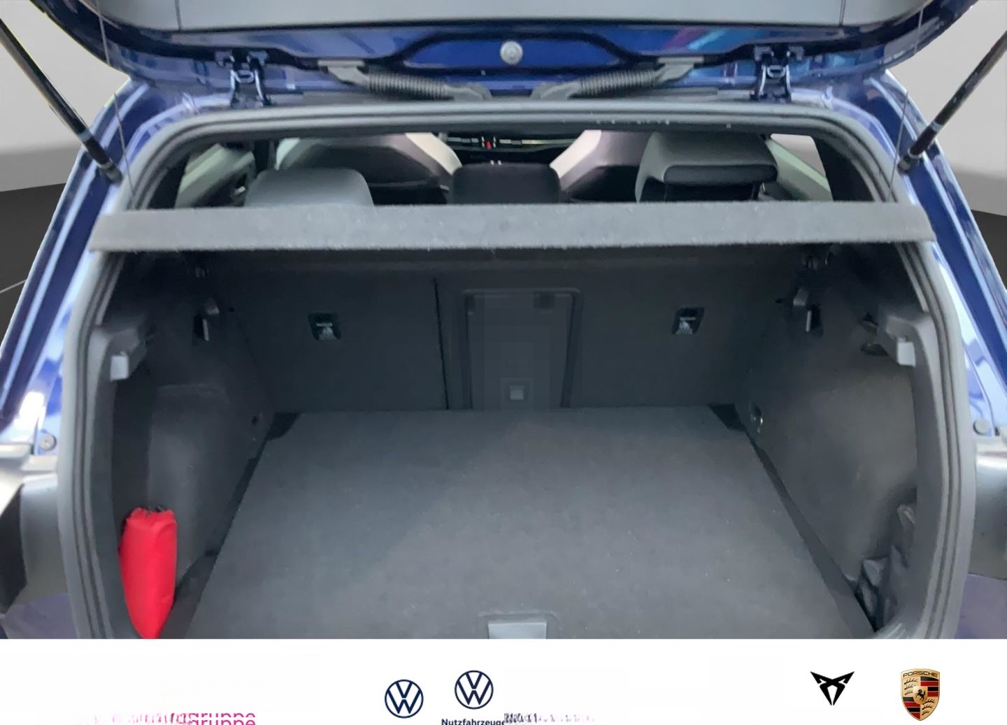 Volkswagen Golf VIII R-Line 2,0 TSI DSG Sportpaket El. Pano foto 7