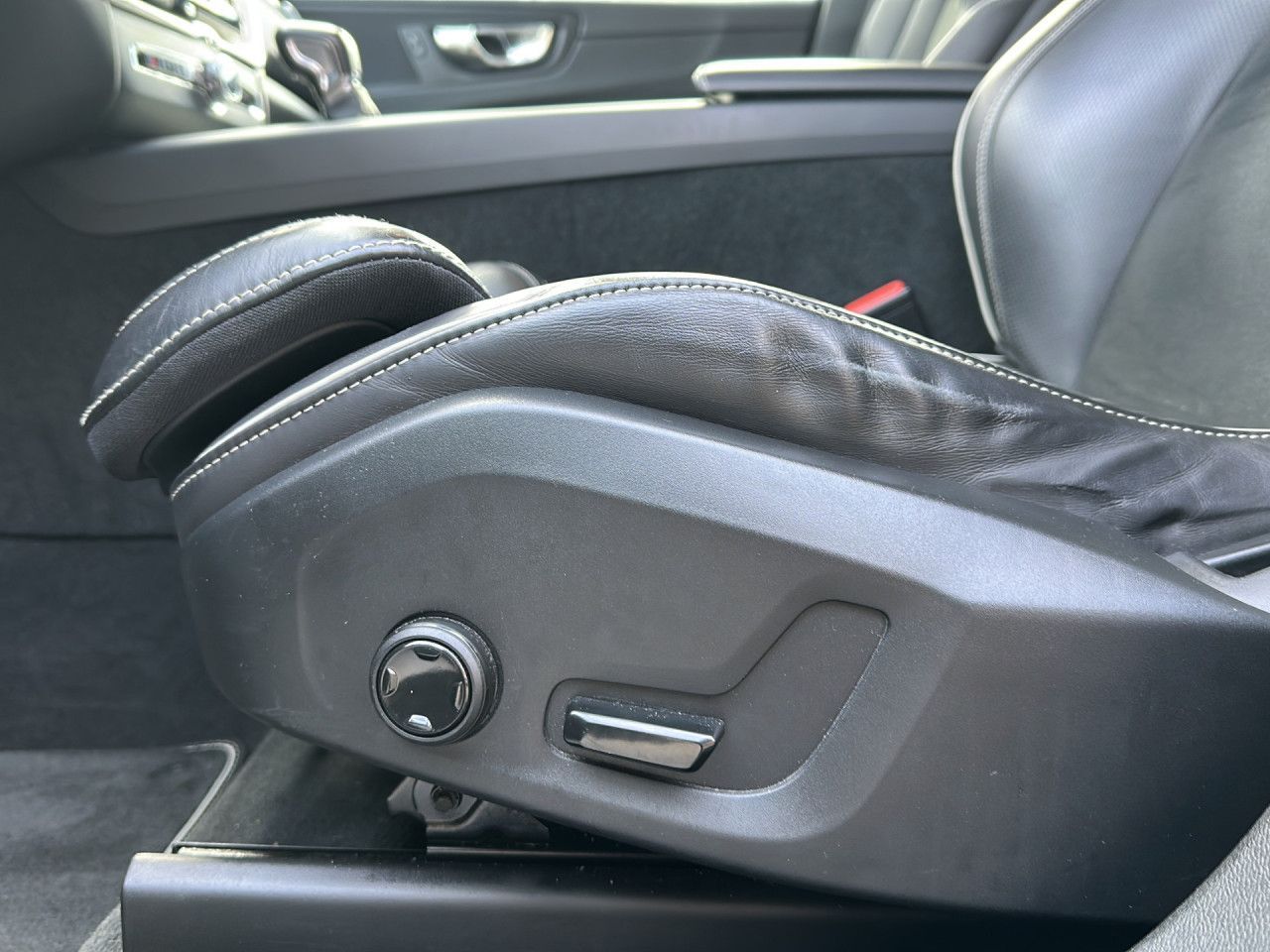 Volvo XC 60 R Design 2WD Bluetooth Navi LED Klima foto 25