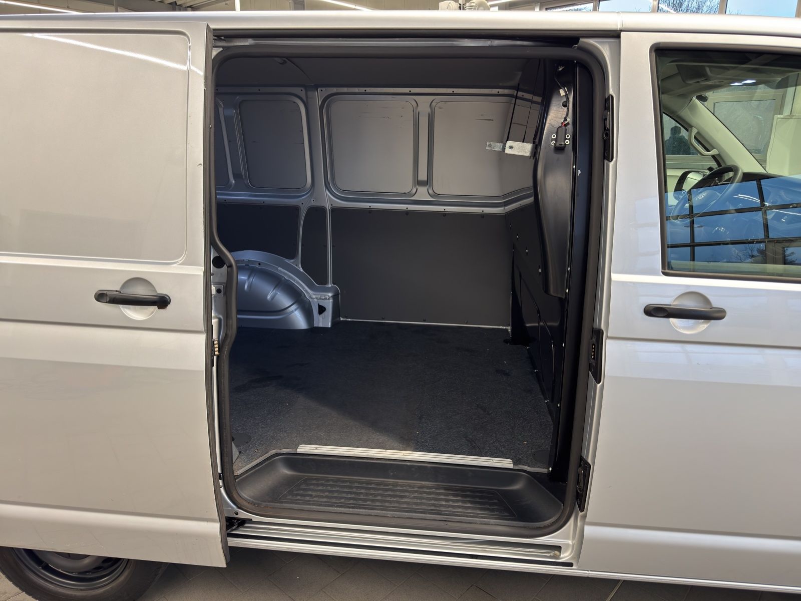 Volkswagen T6 Transporter 6.1 Kasten 2.0 TDI Navi PDC Klima foto 13