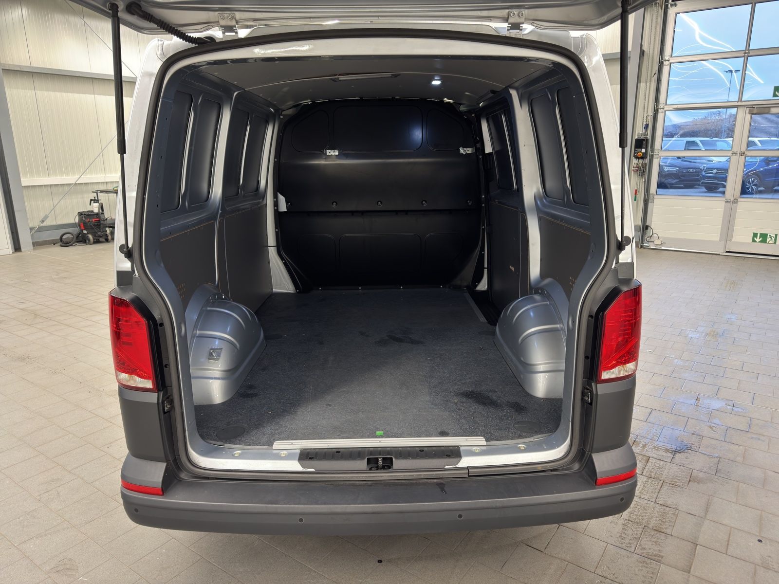 Volkswagen T6 Transporter 6.1 Kasten 2.0 TDI Navi PDC Klima foto 14