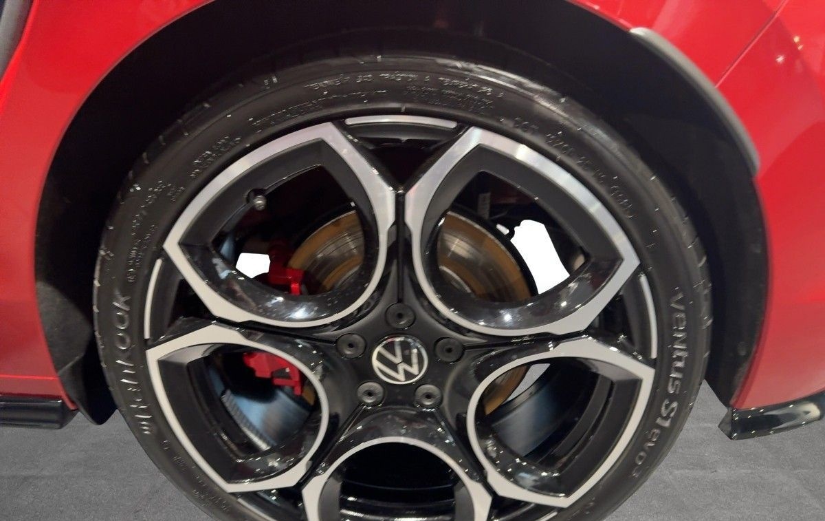 Volkswagen Golf VIII GTI 2.0TSI DSG Clubsport BLACK AKRAPOV foto 14