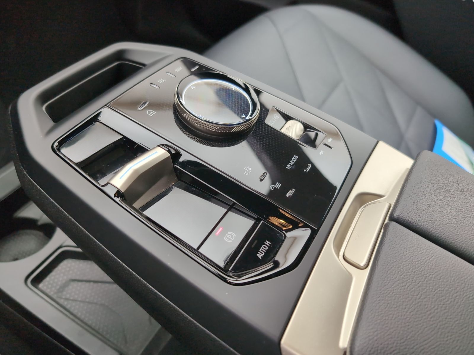 BMW iX xDrive40 Dig.Cockpit LED AHK Klimaaut. Navi foto 11
