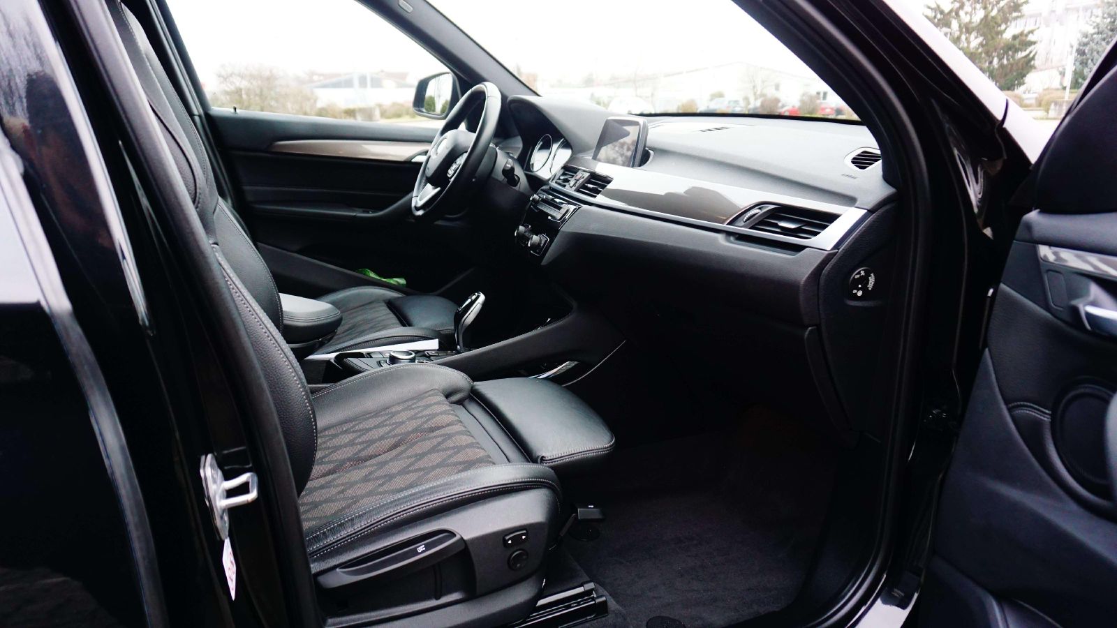 BMW X1 xDrive 20 i xLine/XENON/SHZ/PDC/NAVI/LED/ foto 9