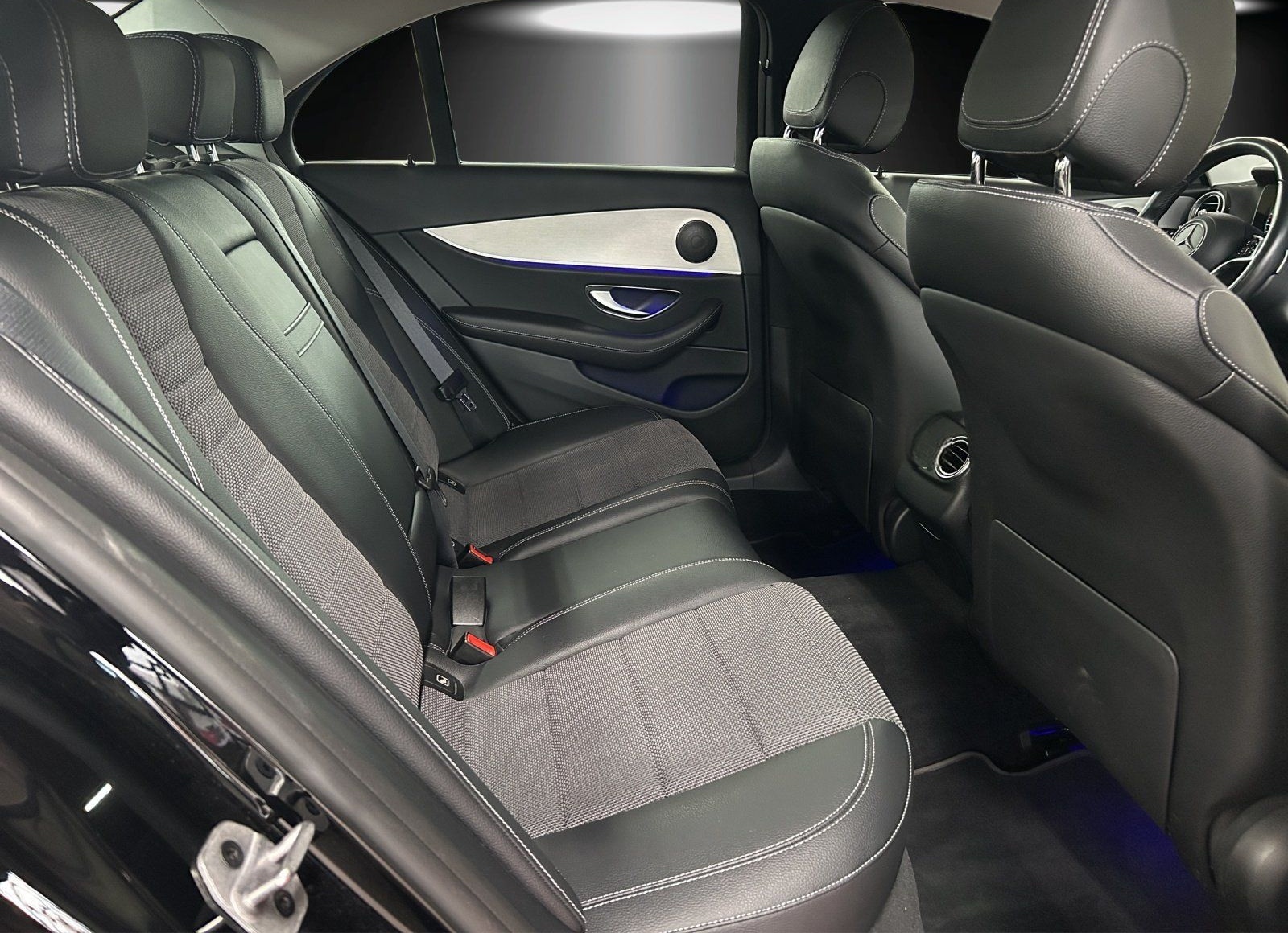 Mercedes-Benz E300 de Avantg DISTRO Busin MLED HighEndMBUX AHK foto 9
