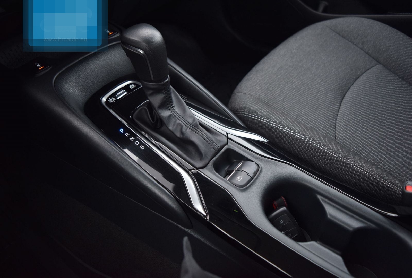 Toyota Corolla Hybrid A/T foto 5