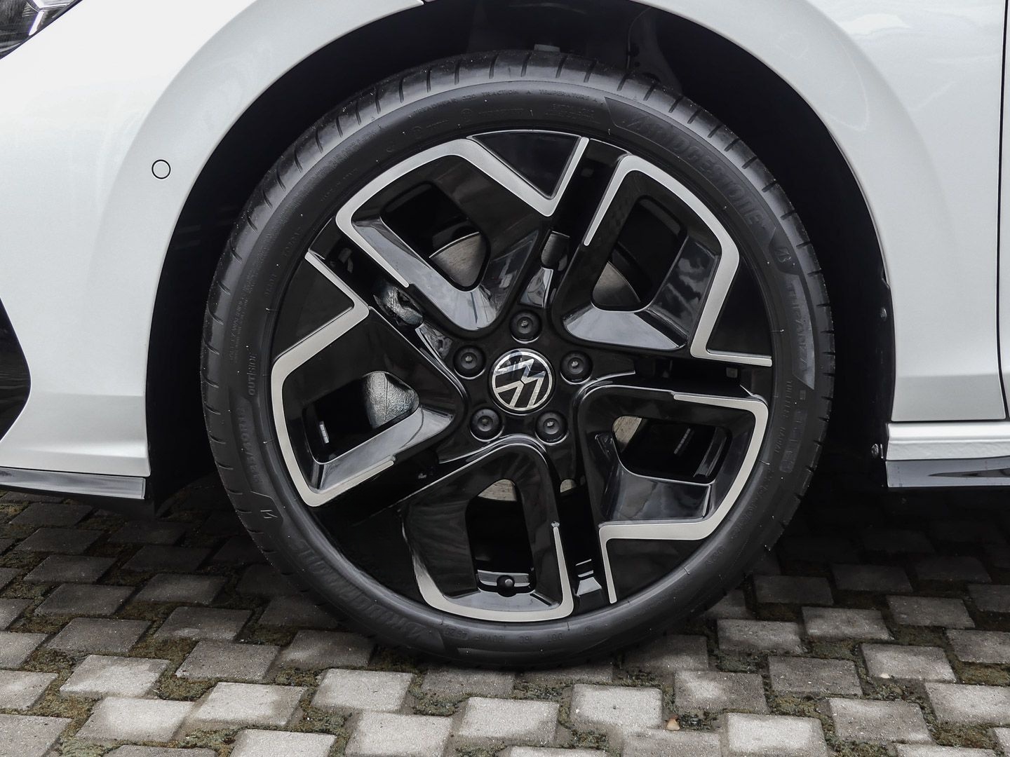 Volkswagen Golf 1.5 eTSI R-Line DSG AHK Pano foto 8