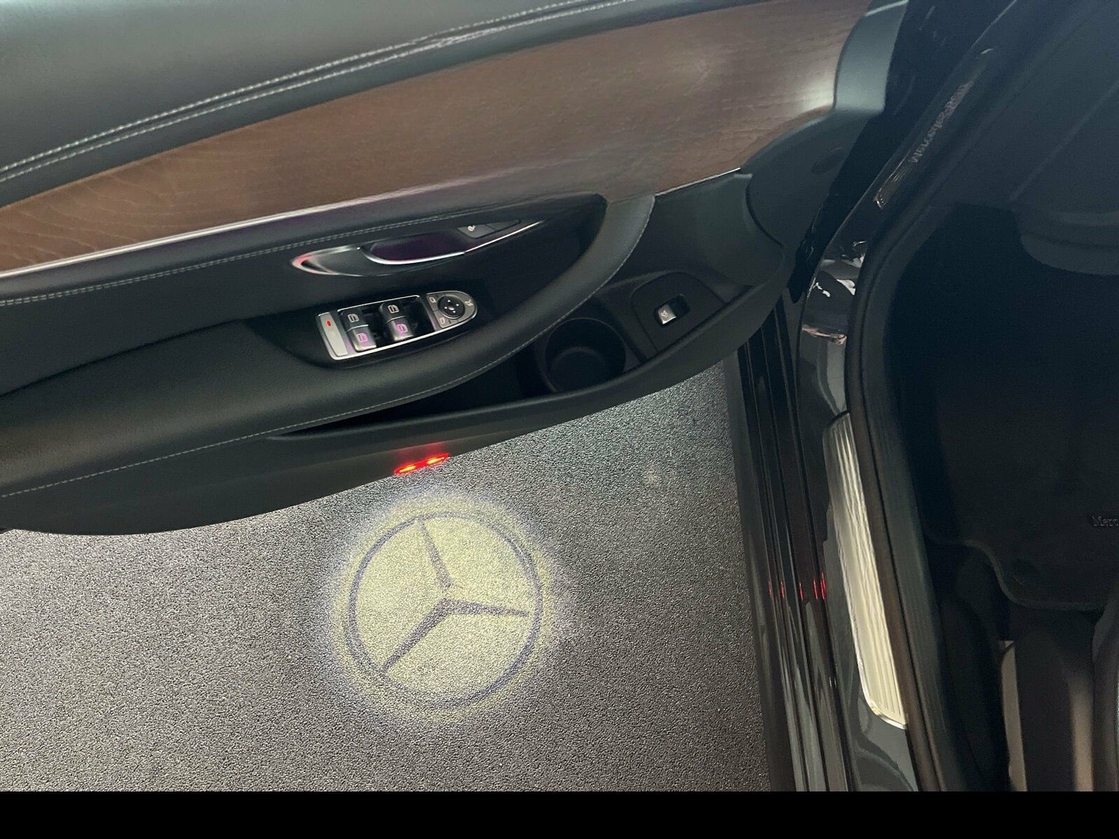 Mercedes-Benz E 300 de 4M T AMG Line 360°/HUD/Night/PANO/Burm. foto 25