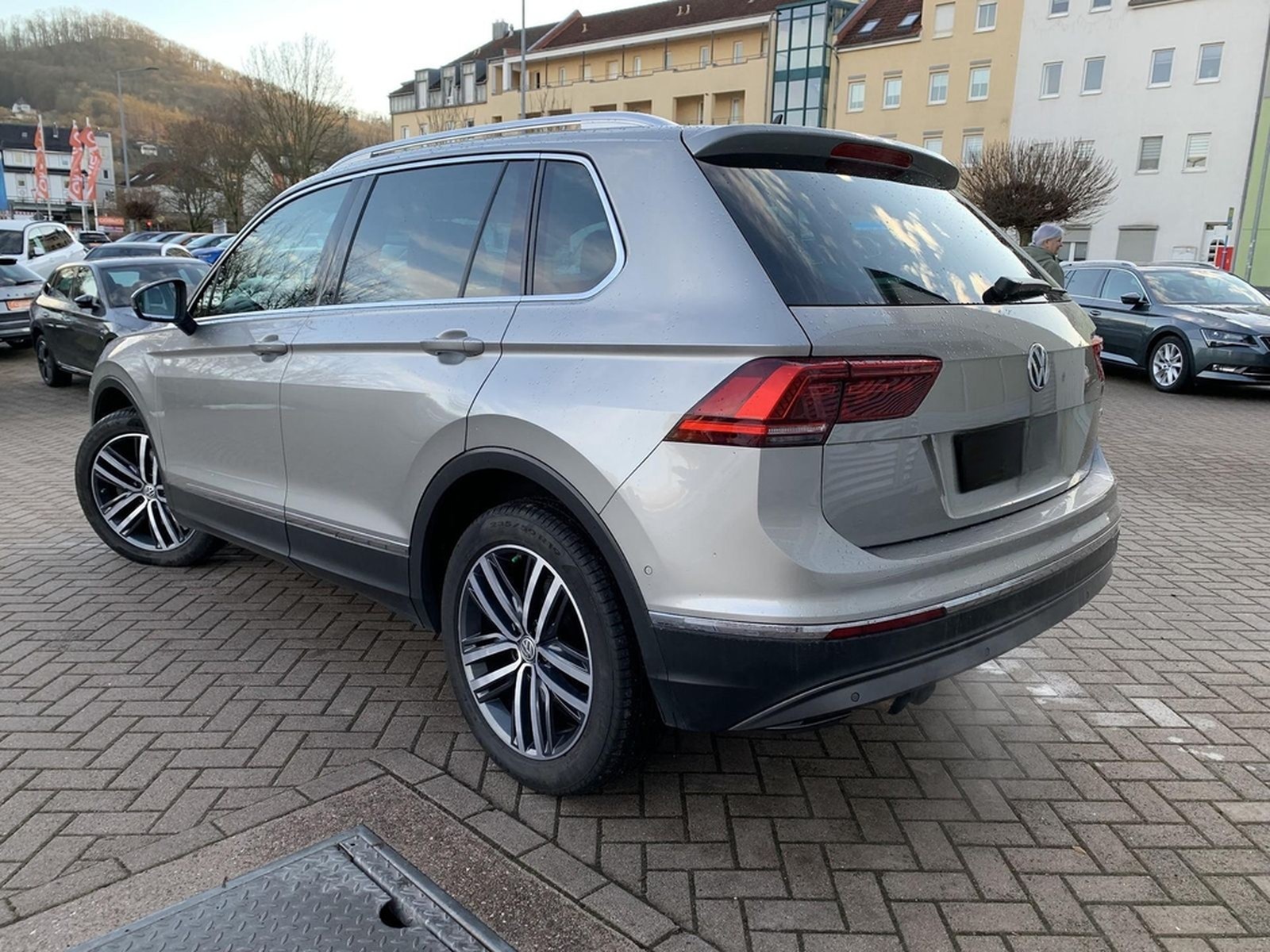 Volkswagen Tiguan 2.0TSI 4Motion Highline AHK+PANO+HUD+19LM foto 9