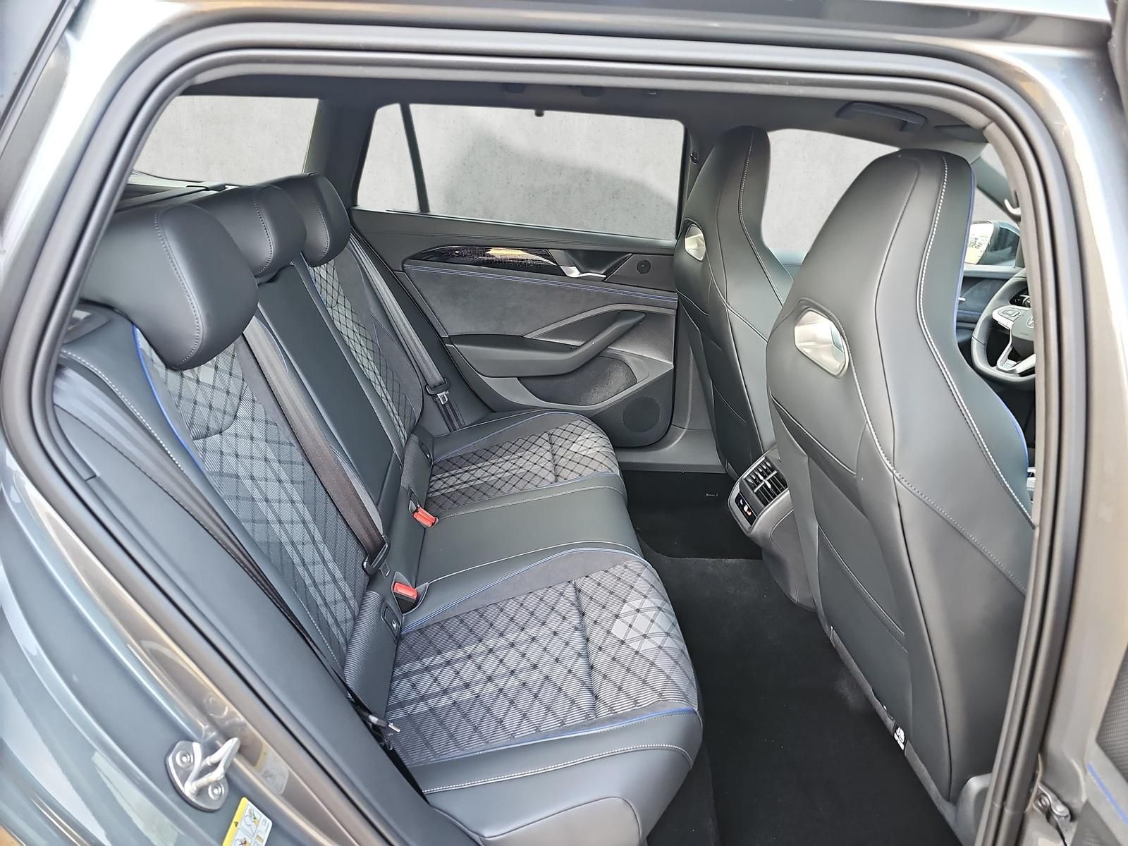 Volkswagen Passat Variant 2.0 TDI DSG 4M R-Line Matrix AHK foto 14