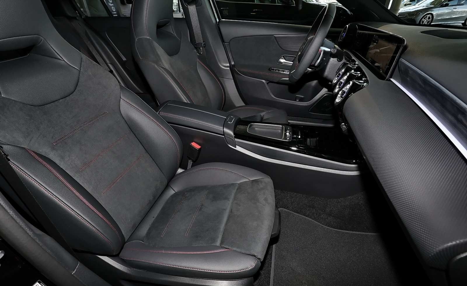 Mercedes-Benz A 180 AMG RüKam+LED+Pano+Night+Totwink+Distronic foto 4