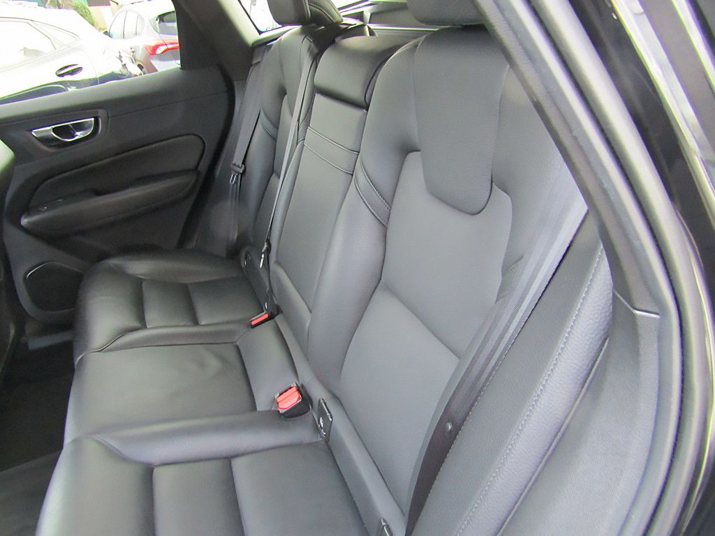 Volvo XC60 Momentum Pro 2WD SHZ v&h NAVI foto 12