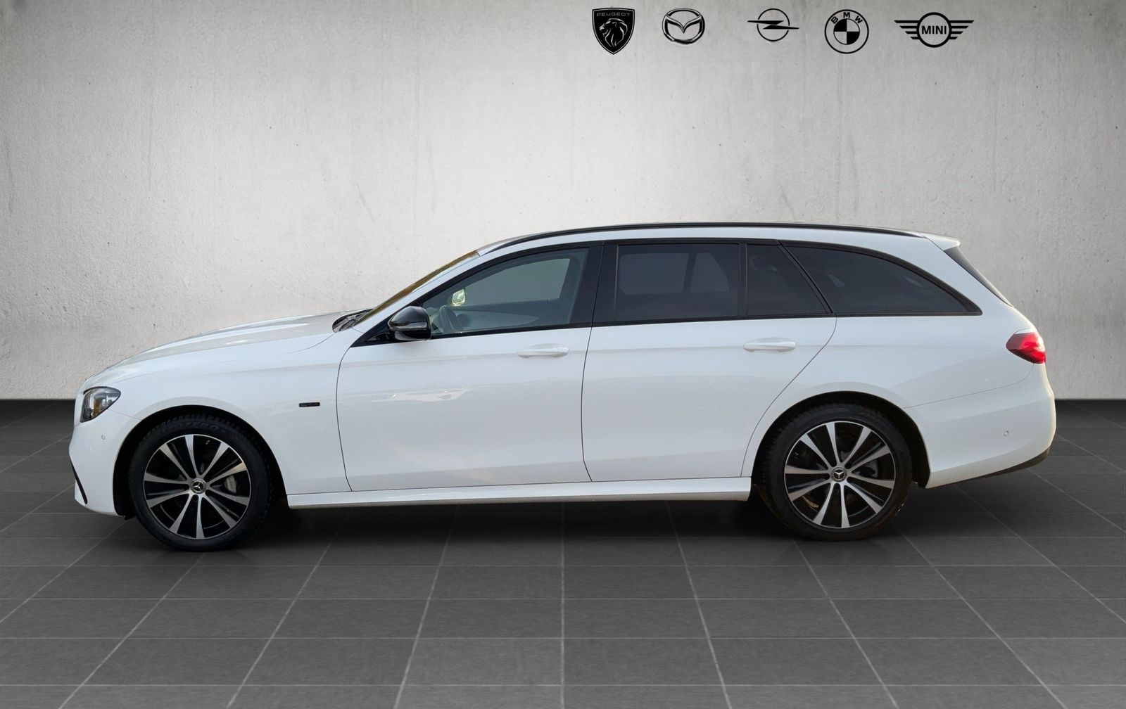 Mercedes-Benz E 300 T de AMG Line Plug-In Hybrid foto 3