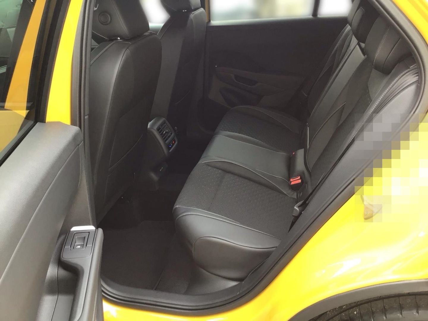 Volkswagen T-Roc 1.5 eTSI 110 kW R-Line Sportpaket HUD El.  foto 11