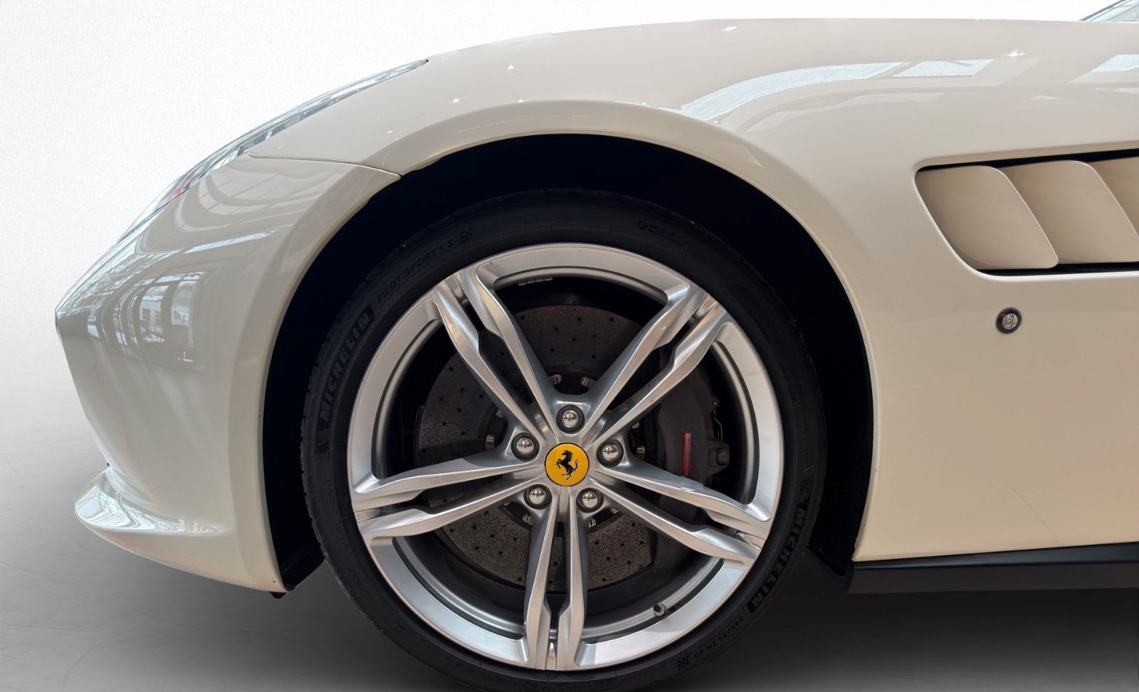 Ferrari GTC4Lusso / Lift / Beifahrer-Display foto 10