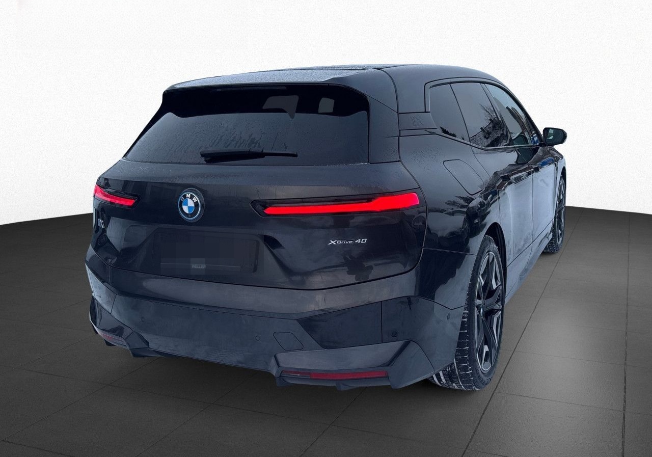 BMW iX xDr40 PaAssPr HUD AHK LASER DrAssPr ACC foto 6