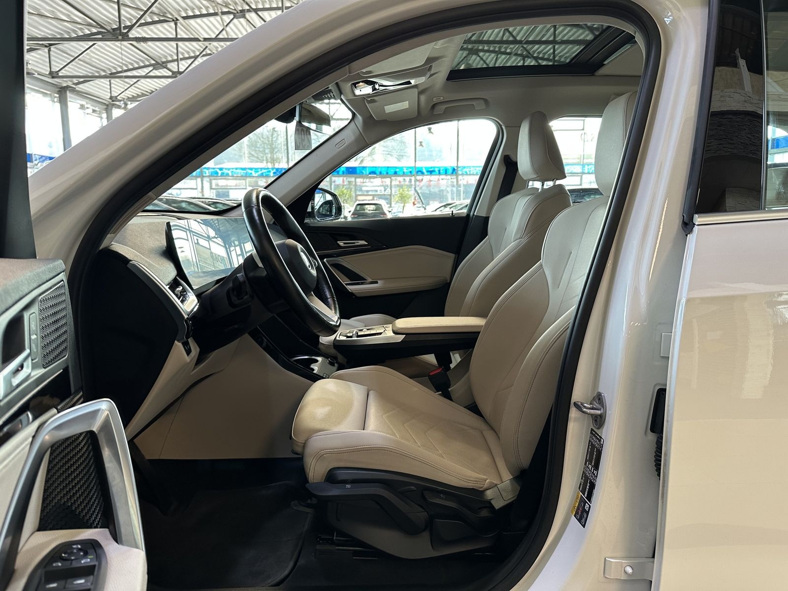 BMW iX1 30 xDrive Pano Premium WideScreen Navi R.Cam foto 9