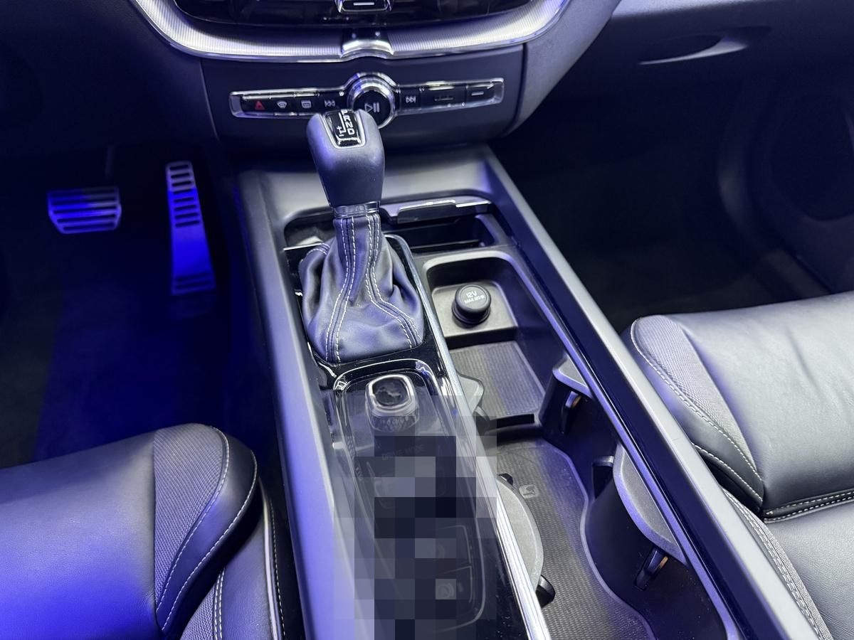 Volvo XC60 2.0 T4 R Design foto 15