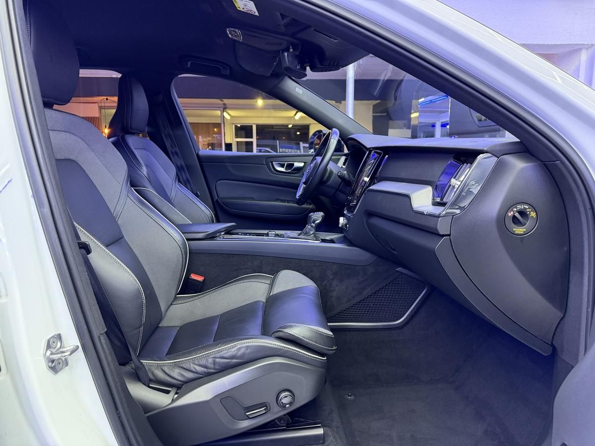 Volvo XC60 2.0 T4 R Design foto 18