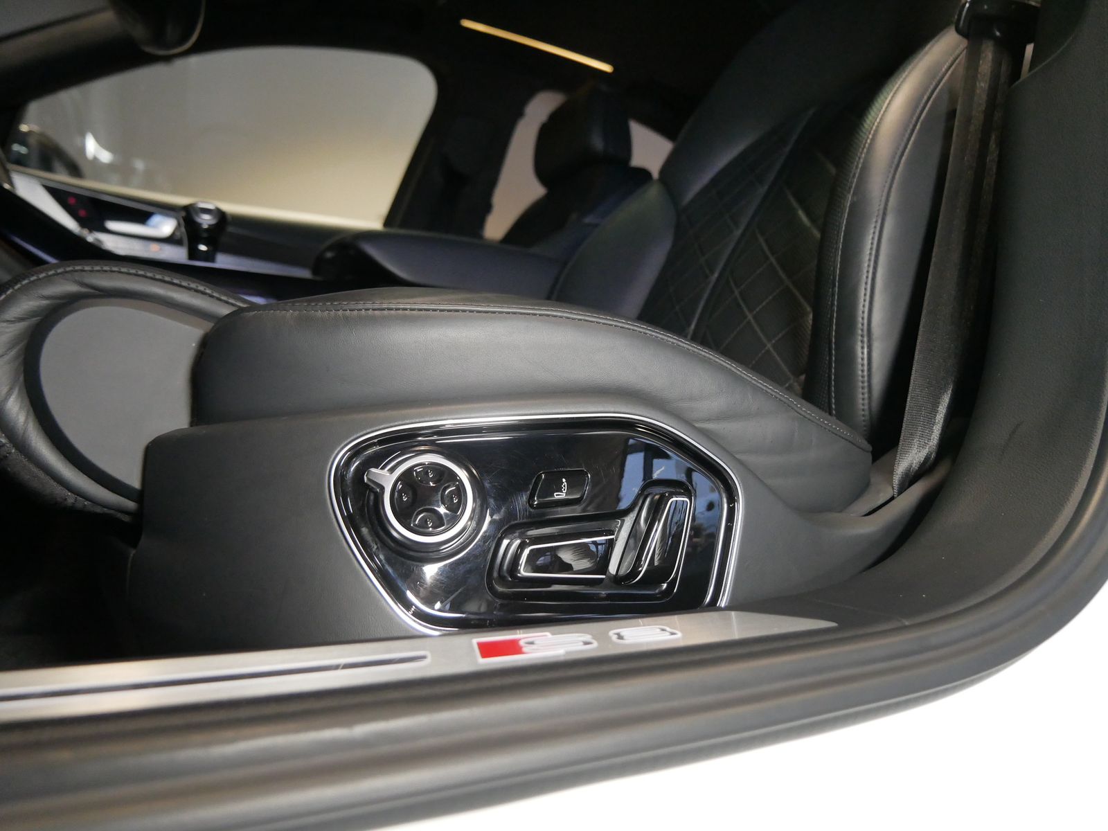 Audi S8 Plus quattro HUD Pano Bose MMI Touch Keramik foto 15