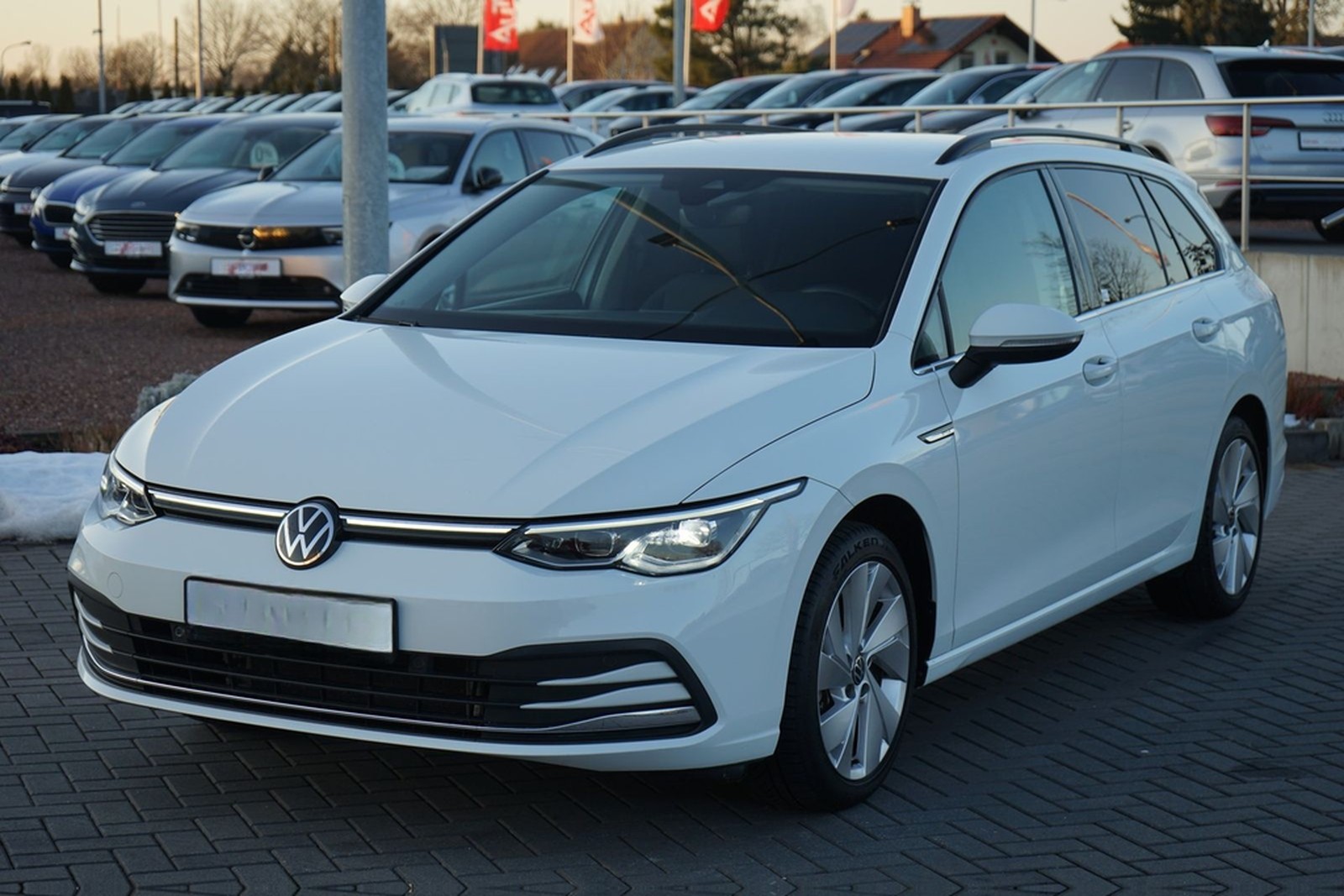 Volkswagen Golf Variant 1.5 eTSI DSG Style LED Navi ACC AHK foto 2